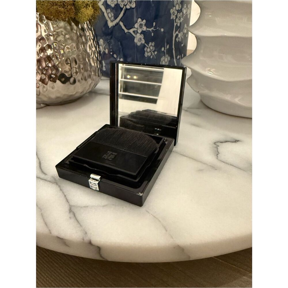 Givenchy
Powder Prisme Libre Blurring & Color-Correcting Matte Pressed - Picture 4 of 6